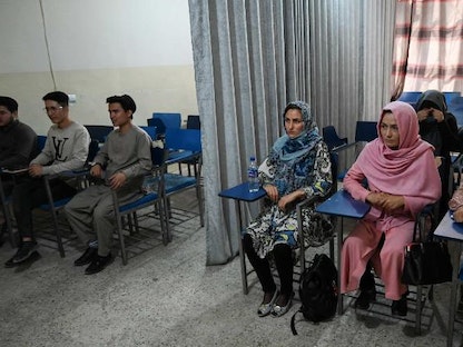 ستائر تفصل الطلاب عن الطالبات في جامعة خاصة بالعاصمة الأفغانية كابول - 7 سبتمبر 2021. - AFP