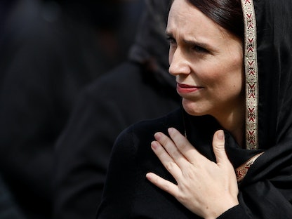 رئيسة وزراء نيوزيلندا جاسيندا أرديرن تغادر بعد "صلاة الجمعة" في حديقة هاغلي خارج مسجد النور في كرايستتشيرش - 22 مارس 2021 - REUTERS