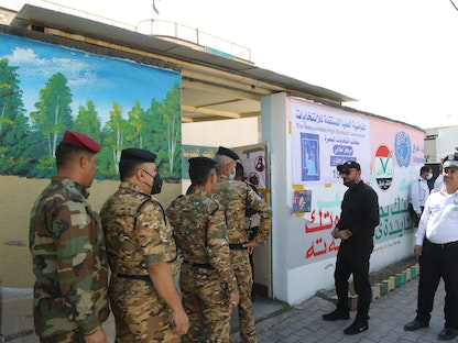 عناصر من القوات الأمنية العراقية في طوابير للدخول إلى مركز انتخابي في محافظة البصرة - 08 أكتوبر 2021 - "الشرق"