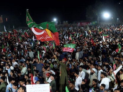 أنصار رئيس الوزراء الباكستاني السابق خلال تجمع في كراتشي- 14 أكتوبر 2022 - AFP
