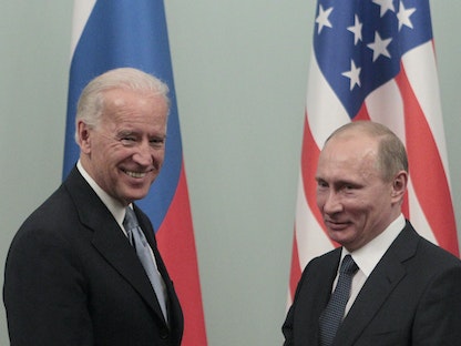 الرئيس الروسي فلاديمير بوتين، حين كان رئيساً للوزراء، يصافح الرئيس الأميركي جو بايدن، عندما كان نائباً للرئيس، خلال لقاء في موسكو - 10 مارس 2011 - REUTERS