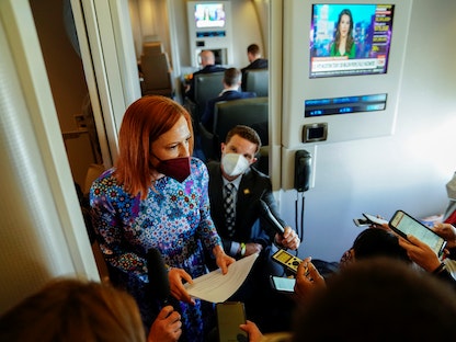 المتحدثة باسم البيت الأبيض جين ساكي تتحدث للصحافيين من على متن الطائرة الرئاسية الأميركية-30 أبريل 2021 - REUTERS