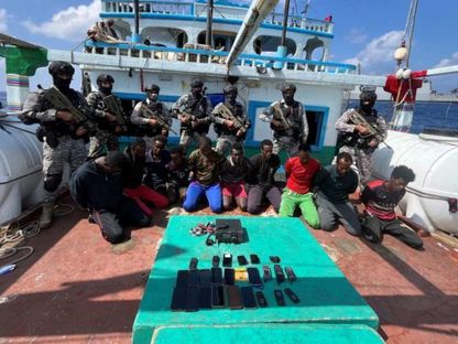 عناصر من البحرية الهندية يسيطرون على قراصنة صوماليين بعد تحريرهم سفينتي صيد إيرانيتين. 30 يناير 2024 - twitter.com/indiannavy
