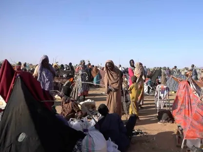 نازحون سودانيون يتجمعون في خيام مؤقتة بعد فرارهم من مدينة الفاشر في دارفور fالسودان. 29 أكتوبر 2025 - Reuters