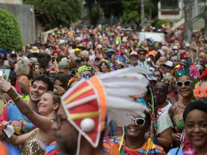 البرازيل.. أقنعة وأزياء تنكرية لضبط لصوص الهواتف في كرنفال شعبي
