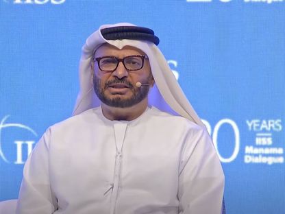 المستشار الدبلوماسي للرئيس الإماراتي أنور قرقاش يتحدث خلال حوار المنامة في البحرين. 8 ديسمبر 2024 - الشرق