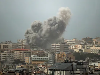 غارات إسرائيلية تقتل جندياً بالجيش اللبناني وتستهدف مبنى سكنياً في حي مكتظ بالضاحية