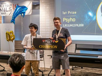 المبرمج البولندي برزيميسلاف ديبياك خلال تسلمه جائزة بعد الفوز بمسابقة ArtCoder World Finals Heuristic Contest. طوكيو، اليابان. 17 يوليو 2025 - X @FakePsyho