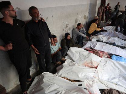 جثامين فلسطينيين قتلتهم إسرائيل في غارات جوية على قطاع غزة، المستشفى الأهلي المعمداني، 26 مايو 2025 - REUTERS