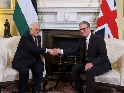 الرئيس الفلسطيني محمود عباس "أبو مازن" خلال لقائه رئيس الوزراء البريطاني كير ستارمر في العاصمة البريطانية لندن. 8 يوليو 2025 - وكالة الأنباء الفلسطينية "وفا"