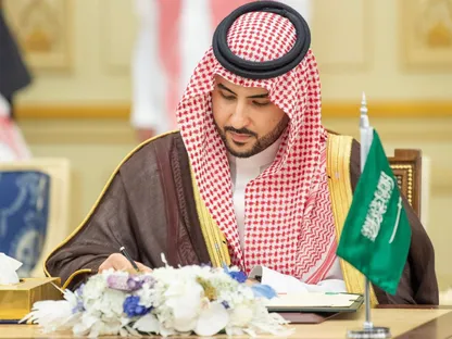 خالد بن سلمان يدعو منصور بن زايد إلى زيارة السعودية الثلاثاء