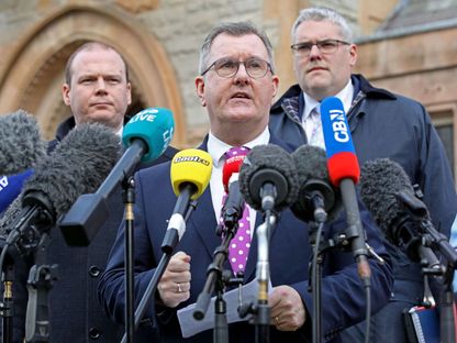 زعيم الحزب الديمقراطي الوحدوي في إيرلندا الشمالية جيفري دونالدسون يتحدث في مؤتمر صحافي، بلفاست. 17 فبراير 2023 - AFP