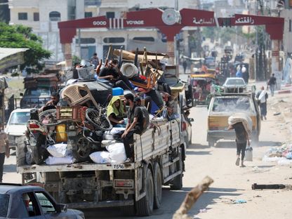 نازحون فلسطينيون يغادرون مخيم المغازي للاجئين في أعقاب أمر إخلاء إسرائيلي، وسط قطاع غزة. 17 أغسطس 2024 - reuters