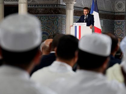 الرئيس الفرنسي إيمانويل ماكرون يلقي كلمة خلال زيارة للمسجد الكبير في العاصمة باريس- 19 أكتوبر 2022 - Reuters