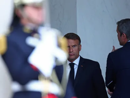 الرئيس الفرنسي إيمانويل ماكرون يقف خارج قصر الإليزيه في باريس. 27 أغسطس 2025 - Reuters