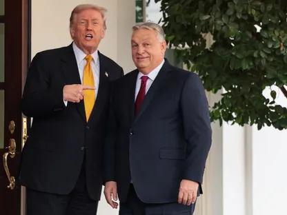 الرئيس الأميركي دونالد ترمب يستقبل رئيس الوزراء المجري فيكتور أوربان في البيت الأبيض بواشنطن في الولايات المتحدة. 7 نوفمبر 2025 - REUTERS