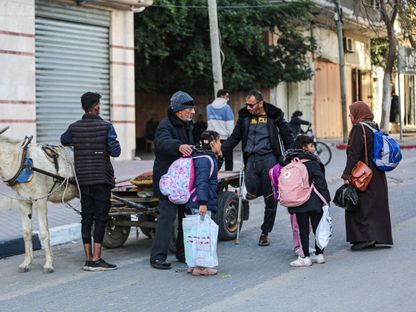 نازحون فلسطينيون من مخيم البريج يصلون إلى دير البلح في وسط غزة مع ما تبقى لهم من أمتعة. 22 ديسمبر 2023 - AFP