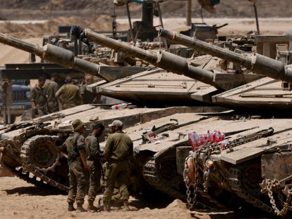 جنود إسرائيليون وآليات عسكرية قرب حدود قطاع غزة. 29 يوليو 2025 - Reuters