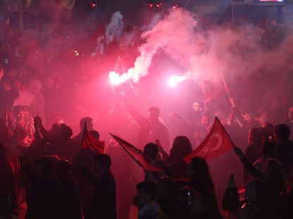 أنصار رئيس بلدية إسطنبول أكرم إمام أوغلو يحتفلون في أحد شوارع المدينة. 1 أبريل 2024 - REUTERS