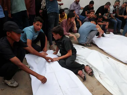 بالتزامن مع زخم المفاوضات.. غارات إسرائيلية مكثفة ومعارك واسعة في قطاع غزة