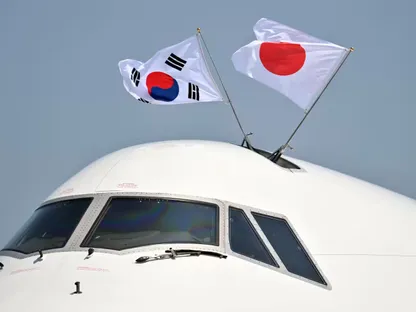 رئيس كوريا الجنوبية يعزز العلاقات مع اليابان قبل لقاء ترمب