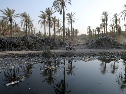 قناة مائية تجري من نهر الفرات في كربلاء العراق-23 سبتمبر 2020 - REUTERS