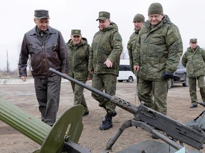 وزير الدفاع الروسي سيرجي شويجو يتفقد معدات عسكرية. 24 فبراير 2024 - REUTERS