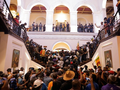 محتجون داخل قصر الرئاسة في كولومبو بعد فرار الرئيس جوتابايا راجاباكسا - 9 يوليو 2022 - REUTERS