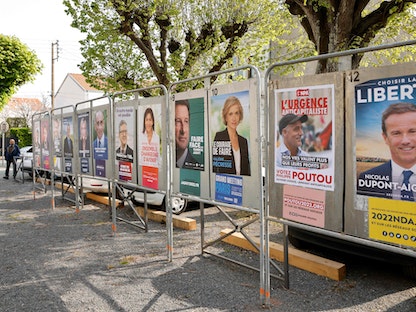 ملصقات الحملة الانتخابية للمرشحين للانتخابات الرئاسية الفرنسية - 31 مارس 2022 - AFP