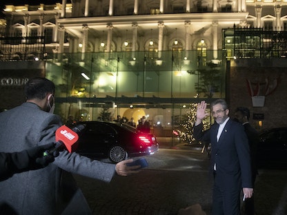 كبير المفاوضين النوويين الإيرانيين علي باقري بعد حديثه للصحافيين على هامش مفاوضات فيينا، النمسا - 27 ديسمبر 2021 - AFP