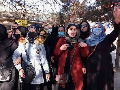 أفغانيات يرددن شعارات احتجاجاً على حظر التعليم الجامعي للنساء في كابول. 22 ديسمبر 2022 - AFP