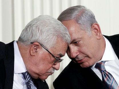 رئيس الوزراء الإسرائيلي بنيامين نتنياهو، والرئيس الفلسطيني محمود عباس في البيت الأبيض - 1 سبتمبر 2010 - REUTERS