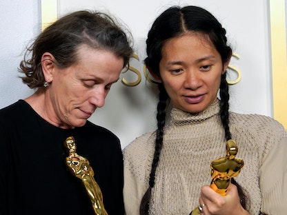 كلوي تشاو وفرنسيس مكدروماند تحملان جوائز الأوسكار - REUTERS