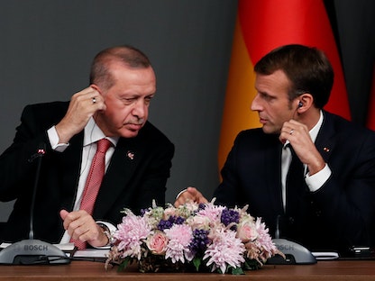 الرئيسان، الفرنسي إيمانويل ماكرون (يمين) ورجب طيب أردوغان (يسار) خلال قمة في إسطنبول بشأن سوريا. - REUTERS