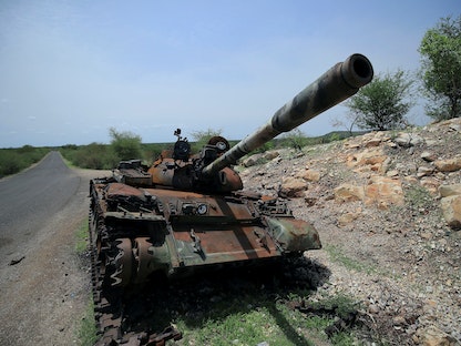 دبابة تضررت أثناء القتال بين الجيش الإثيوبي النظامي وقوة تيغراي الخاصة، على مشارف بلدة حميرة، تيغراي - REUTERS