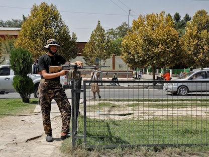 مقاتل من طالبان يقف في حراسة بعد انفجار أمام السفارة الروسية في كابول، أفغانستان، 5 سبتمبر 2022.  - REUTERS