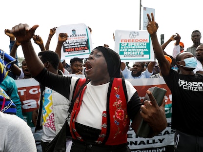 محتجون يرفعون لافتات تطالب بالحرية خلال احتجاجات "يوم الديمقراطية" في لاغوس - 12 يونيو 2021 - REUTERS