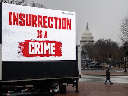 لافتة رقمية على شاحنة كُتب عليها "التمرّد جريمة" قرب مقر الكونغرس في واشنطن - 10 فبراير 2021 - Bloomberg