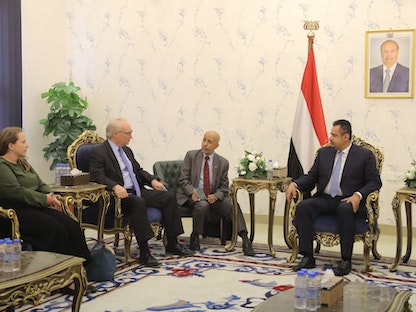 المبعوث الأميركي لليمن تيم ليندركينج ورئيس الحكومة الوزراء اليمني معين عبد الملك في عدن. 8 نوفمبر 2021 - Twitter/@DrMaeenSaeed