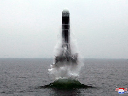صورة غير مؤرخة نشرتها وكالة الأنباء المركزية في كوريا الشمالية في الثاني من أكتوبر 2019 تُظهر إطلاق صاروخ باليستي من غواصة (SLBM) - REUTERS