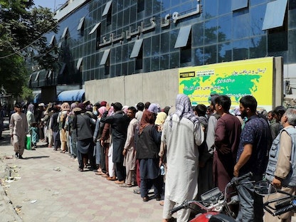 أفغان ينتظرون أمام أحد البنوك في كابول - 1 أغسطس 2021  - AP