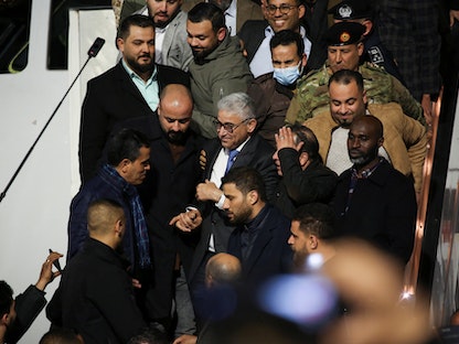 رئيس الوزراء الليبي فتحي باشاغا يتوسط حشود في مطار معيتيقة الدولي قبل تكليفه رسمياً برئاسة الحكومة الليبية – 10 فبراير 2022 - REUTERS