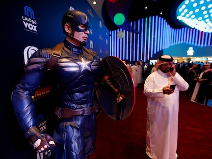 رجل يستخدم هاتفه أثناء افتتاح إحدى دور السينما في الرياض. 30 أبريل 2018. - REUTERS