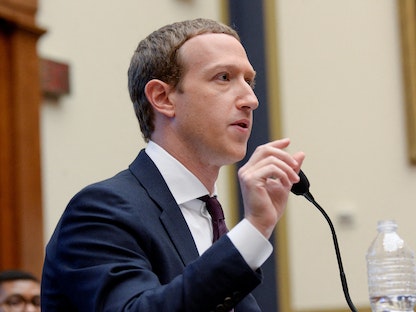 رئيس فيسبوك والرئيس التنفيذي مارك زوكربيرج يدلي بشهادته في جلسة استماع للجنة الخدمات المالية بمجلس النواب الأميركي في واشنطن. 23 أكتوبر 2019 - REUTERS