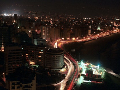 سيارات تضيء طريق كورنيش بيروت على البحر المتوسط في فيما تغرق بقية العاصمة اللبنانية في الظلام. غرق لبنان في الظلام وسط موجة باردة بعد نفاد الوقود من محطة الطاقة الأحادية وتوقفت سوريا عن إمدادها بالكهرباء- 2002 - REUTERS