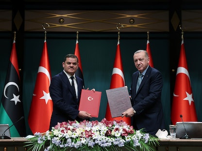 الرئيس التركي رجب طيب أردوغان ورئيس الوزراء الليبي عبد الحميد الدبيبة خلال توقيع اتفاقات ثنائية في أنقرة-12 أبريل 2021 - via REUTERS