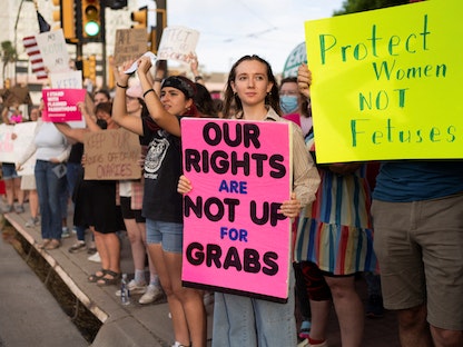 مدافعون عن حقوق الإجهاض يتظاهرون خارج مبنى المحكمة الفيدرالية الأميركية في توكسون بولاية أريزونا- 3 مايو 2022. - REUTERS