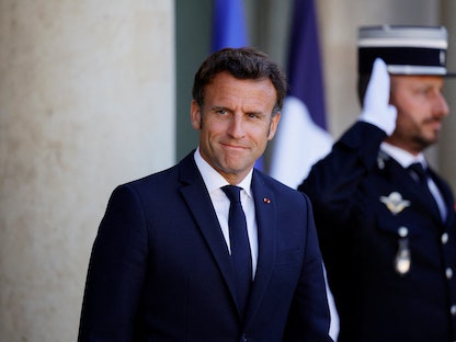 الرئيس الفرنسي إيمانويل ماكرون ينقبل اجتماع في قصر الإليزيه في باريس، 7 يونيو 2022. - REUTERS