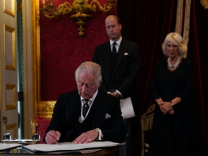 تشارلز الثالث خلال إعلان تنصيبه رسمياً ملكاً لبريطانيا بقصر سانت جيمس في لندن. 10 سبتمبر 2022 - REUTERS