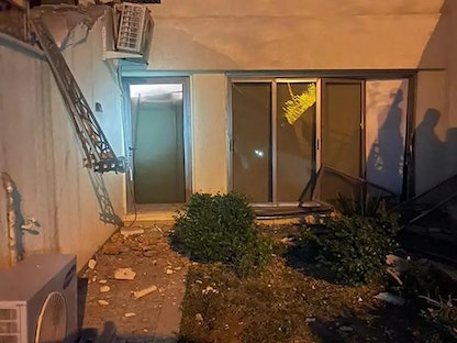 صورة نشرها المكتب الإعلامي لرئيس الوزراء العراقي تظهر الأضرار التي لحقت بمقر إقامة الكاظمي في أعقاب هجوم بطائرة مسيرة في بغداد. 7 نوفمبر 2021 - AFP
